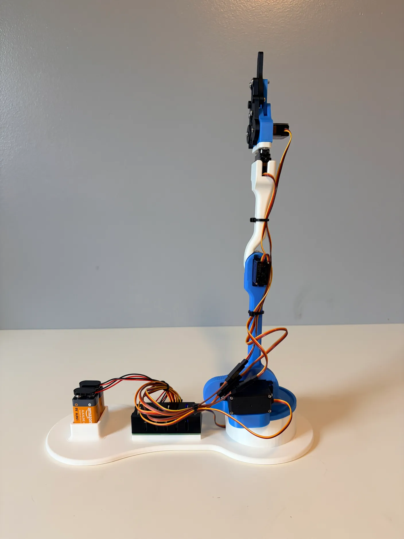 Robotic Arm build — Operation Tips: The robot arm in its centered position after re-aligning, with the arm extended straight out.